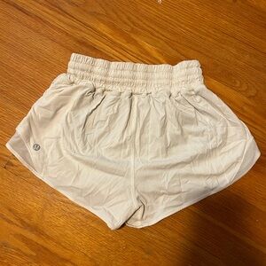 Lululemon Hotty Hot High-Rise Lined Short 2.5" White Size 2